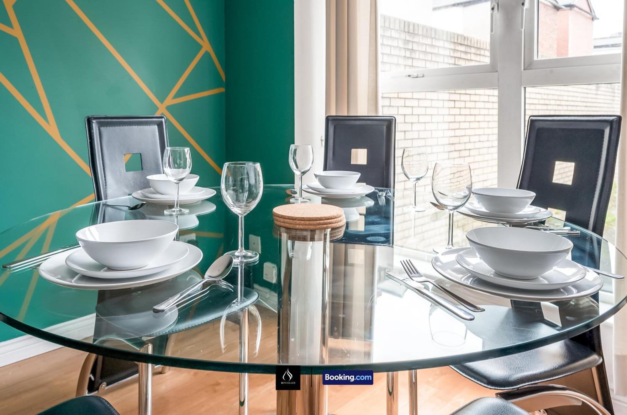 2 Bed House By Boyeilles Apartments Short Lets & Serviced Accommodation Belfast With Balcony & Free Parking Dış mekan fotoğraf
