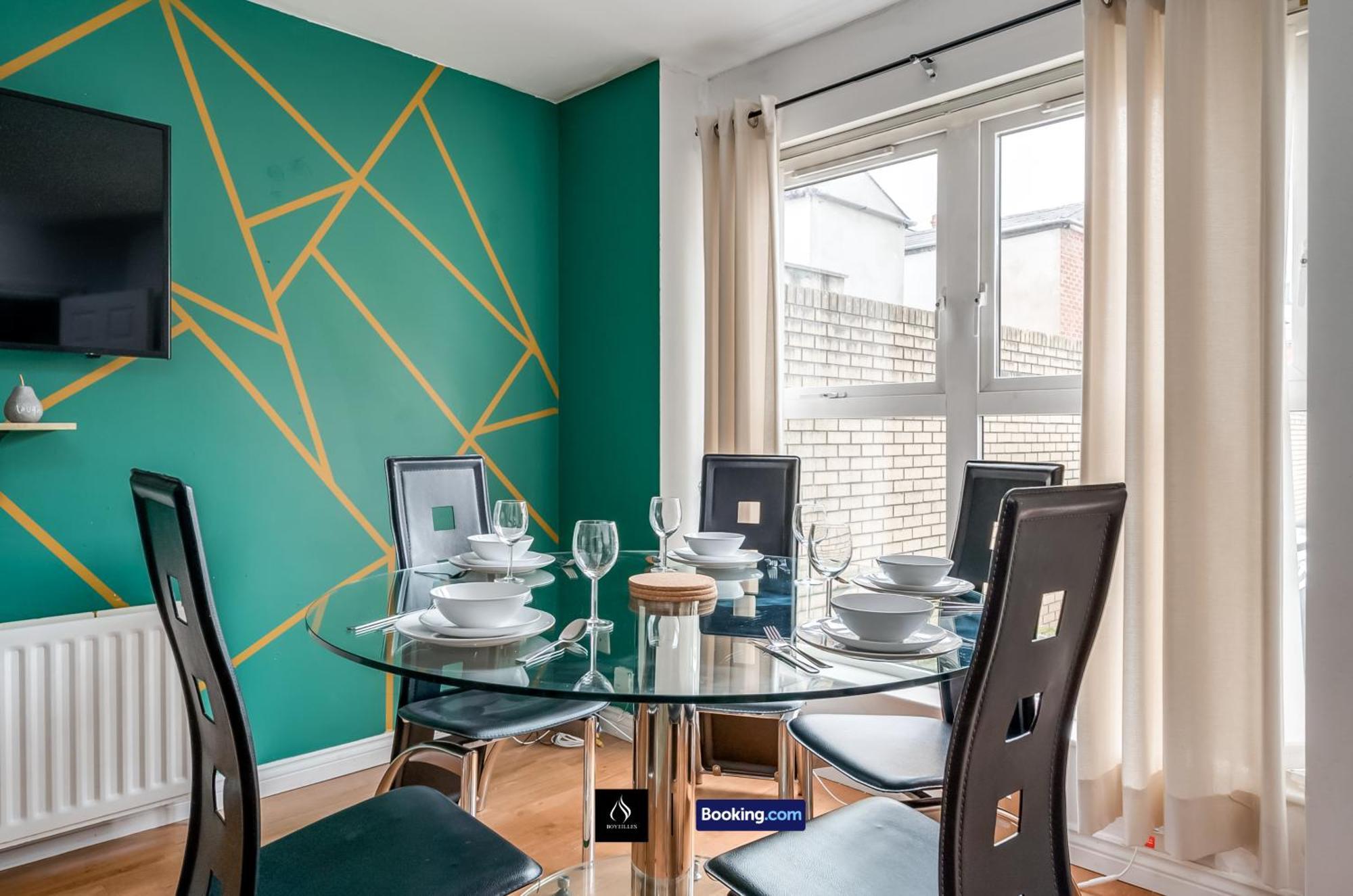 2 Bed House By Boyeilles Apartments Short Lets & Serviced Accommodation Belfast With Balcony & Free Parking Dış mekan fotoğraf