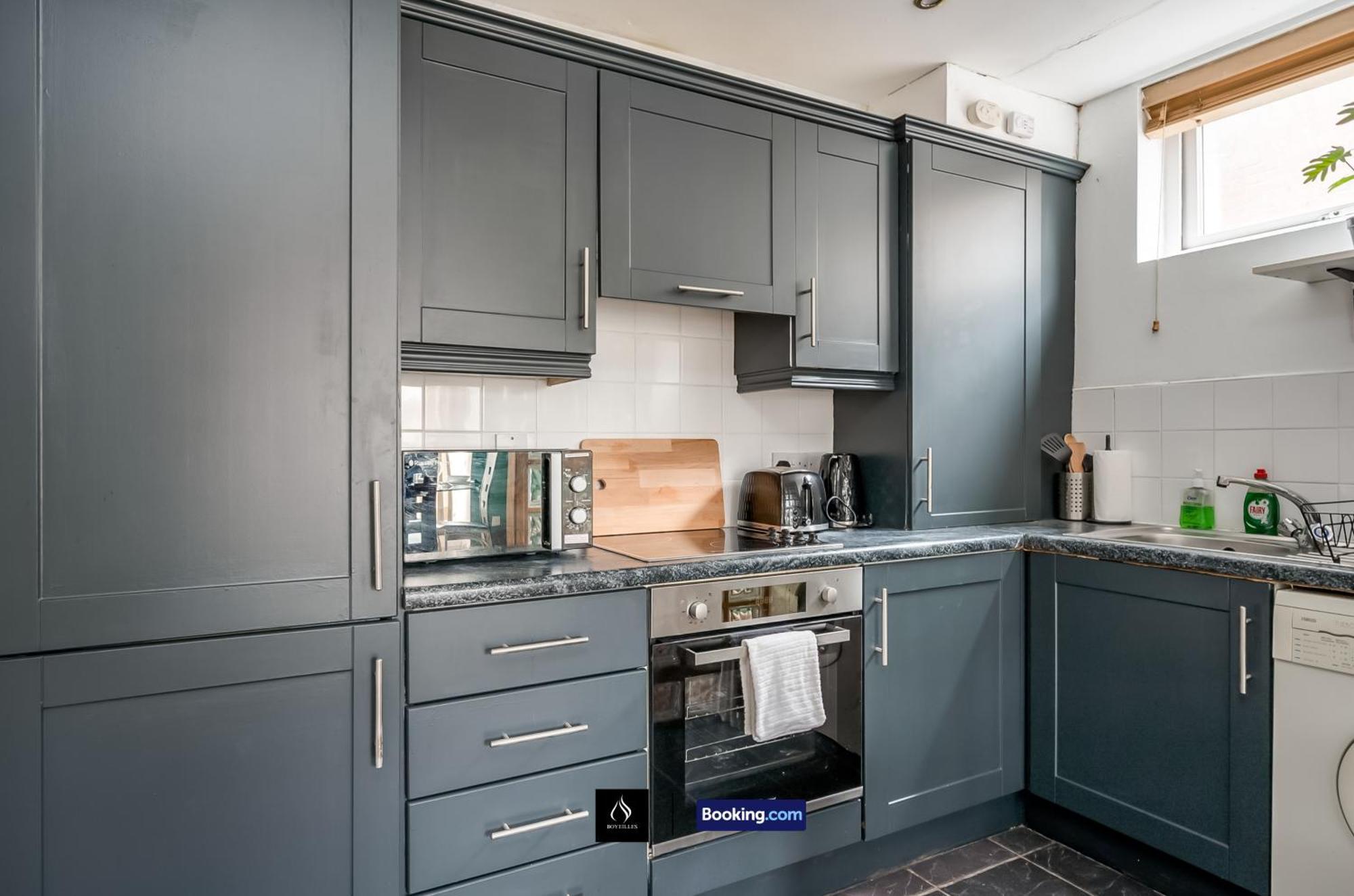 2 Bed House By Boyeilles Apartments Short Lets & Serviced Accommodation Belfast With Balcony & Free Parking Dış mekan fotoğraf