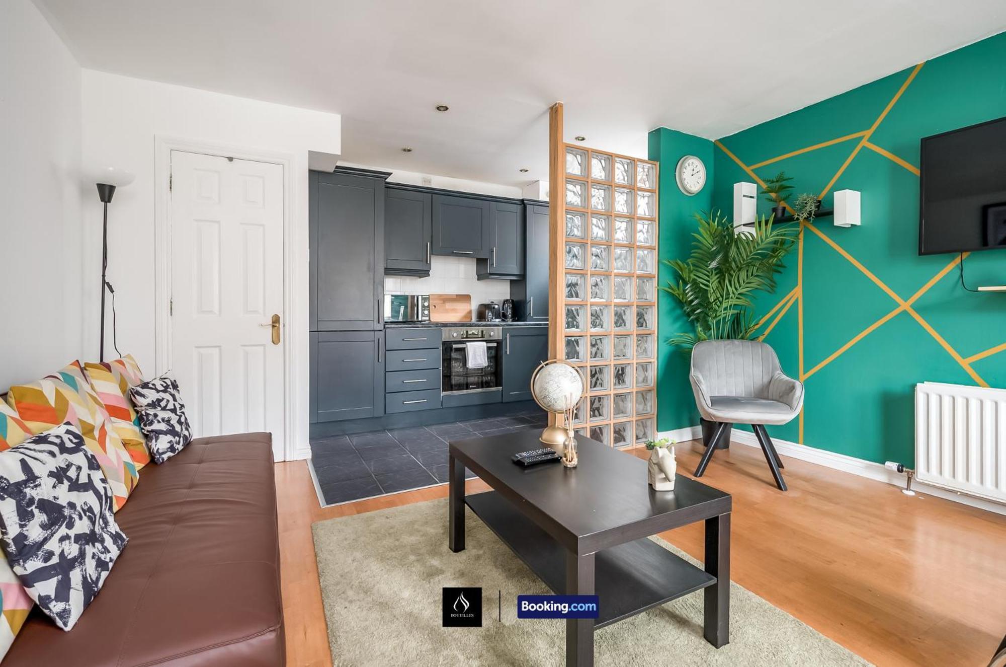 2 Bed House By Boyeilles Apartments Short Lets & Serviced Accommodation Belfast With Balcony & Free Parking Dış mekan fotoğraf