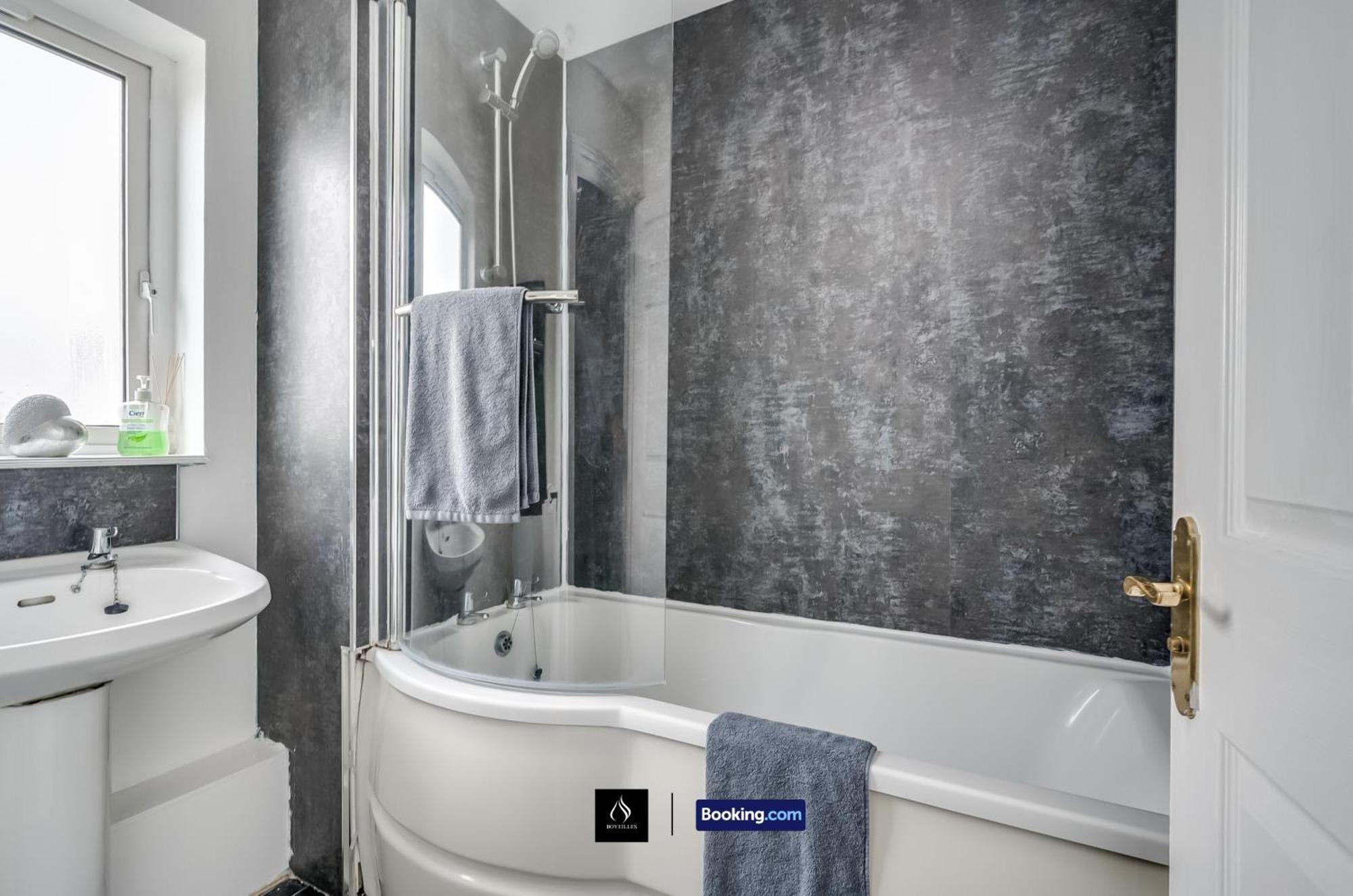 2 Bed House By Boyeilles Apartments Short Lets & Serviced Accommodation Belfast With Balcony & Free Parking Dış mekan fotoğraf