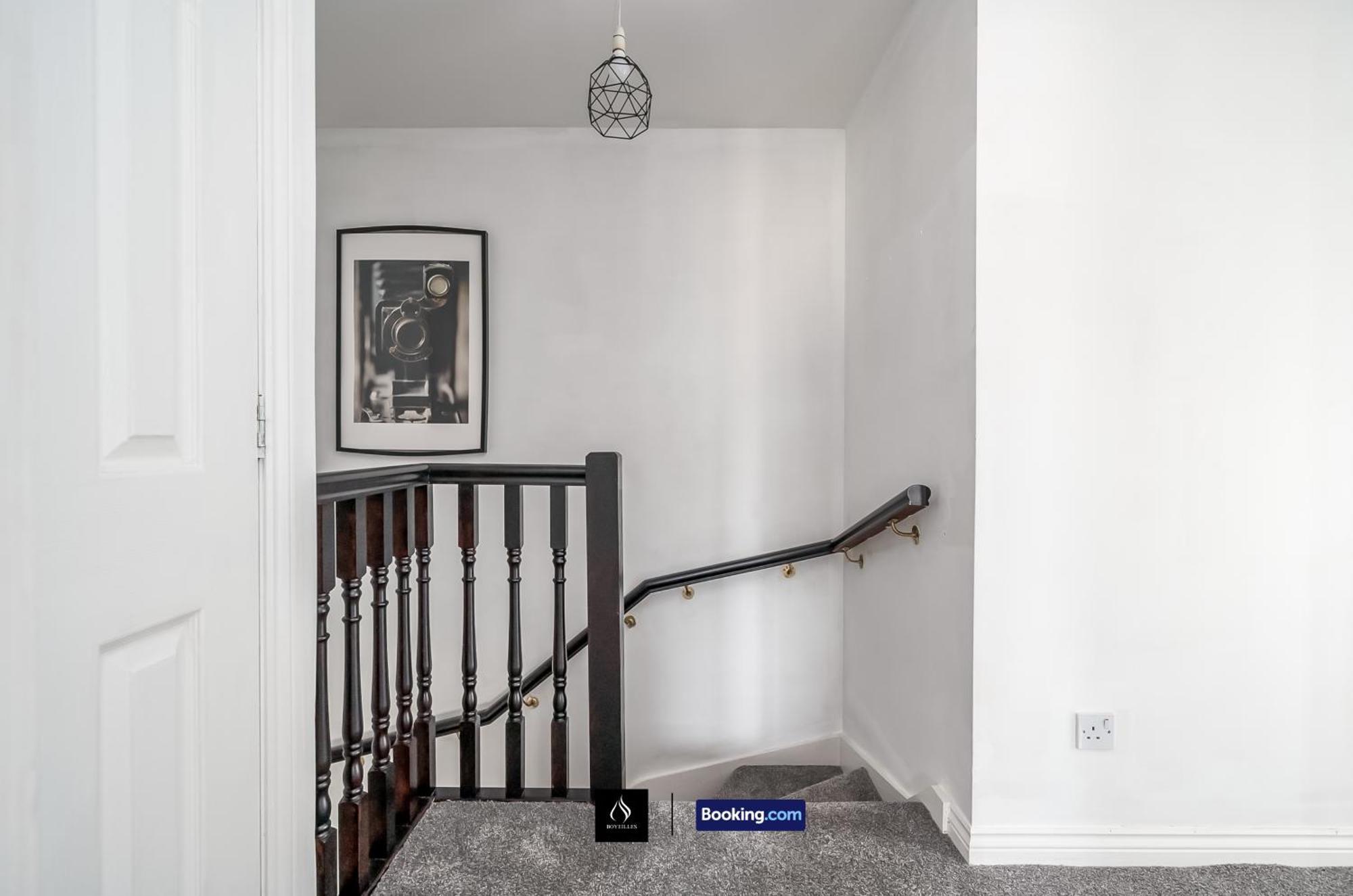 2 Bed House By Boyeilles Apartments Short Lets & Serviced Accommodation Belfast With Balcony & Free Parking Dış mekan fotoğraf